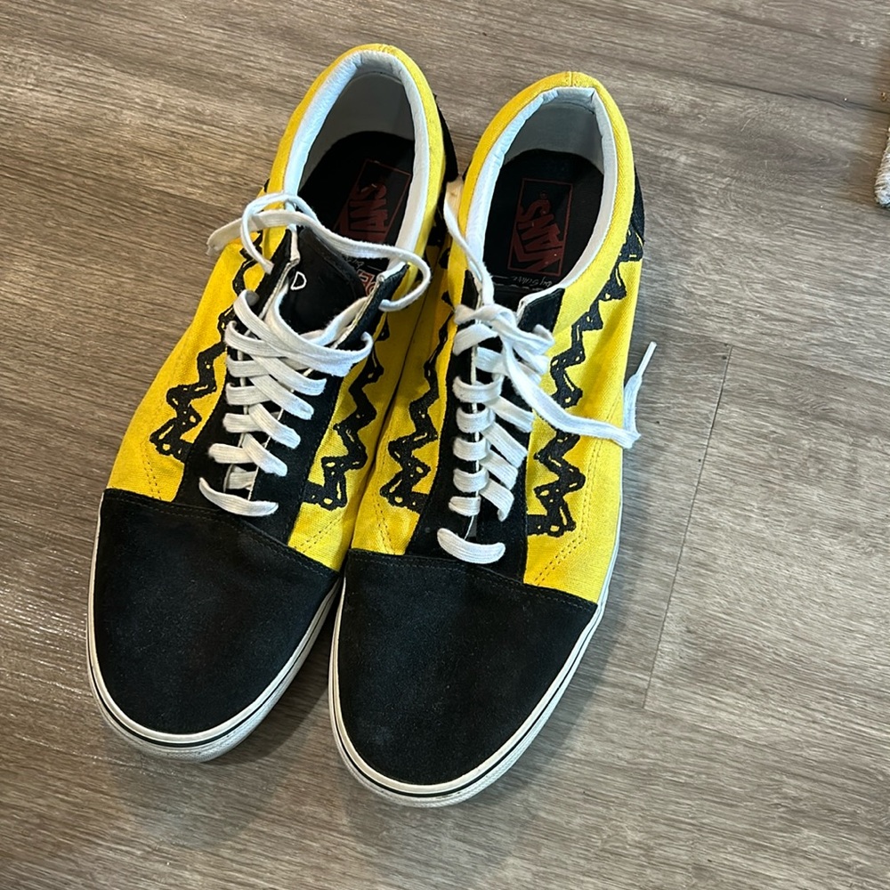 Men’s Peanuts / Charlie Brown Vans Size 16